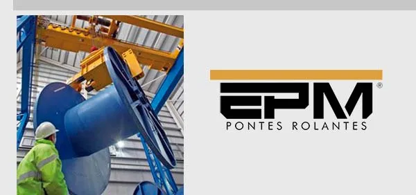 Operário com capacete verde inspeciona tambor azul içado por ponte rolante, ao lado do logotipo EPM Pontes Rolantes