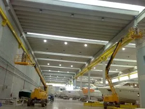 Trilhos de caminho de rolamento no alto de um galpão com plataformas de trabalho